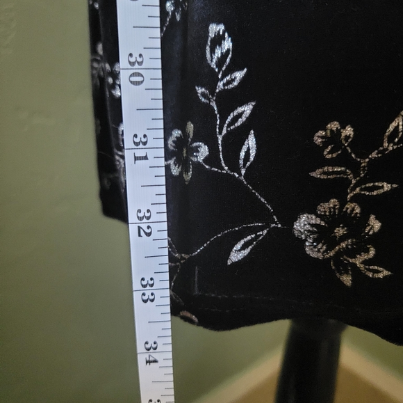 Beautiful vintage velvet dress. No size given but fits small to medium - Picture 4 of 6